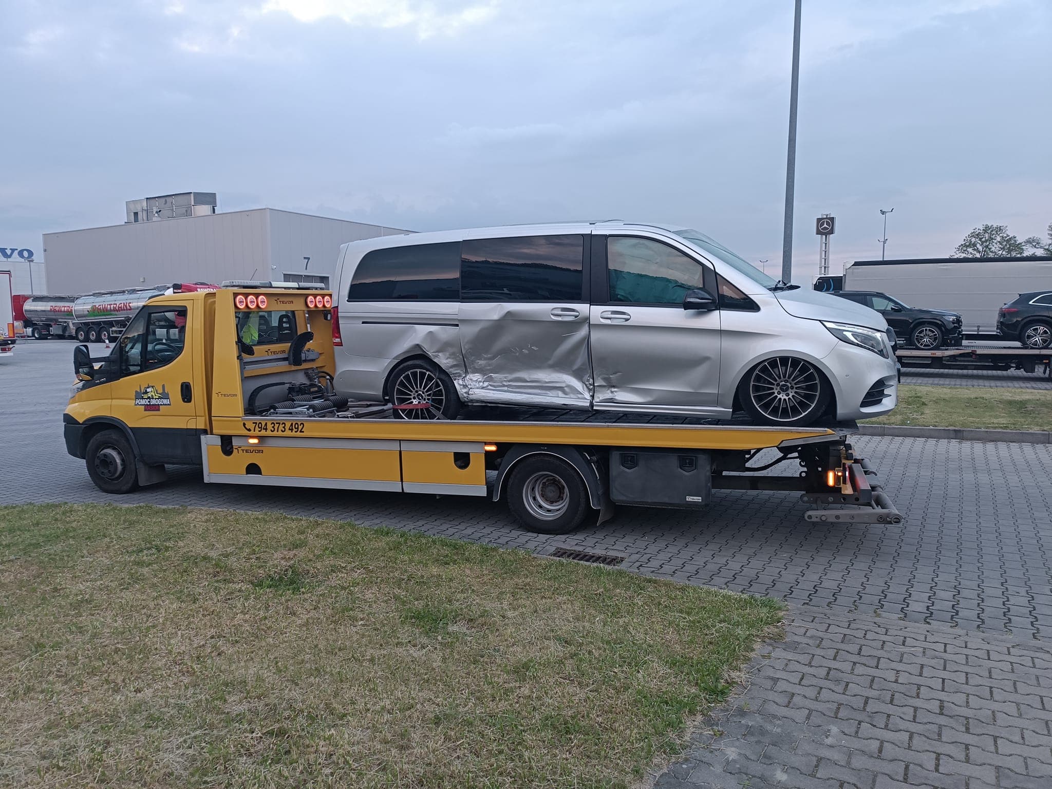 Transport busa po wypadku lawetą – pomoc drogowa Wrocław
